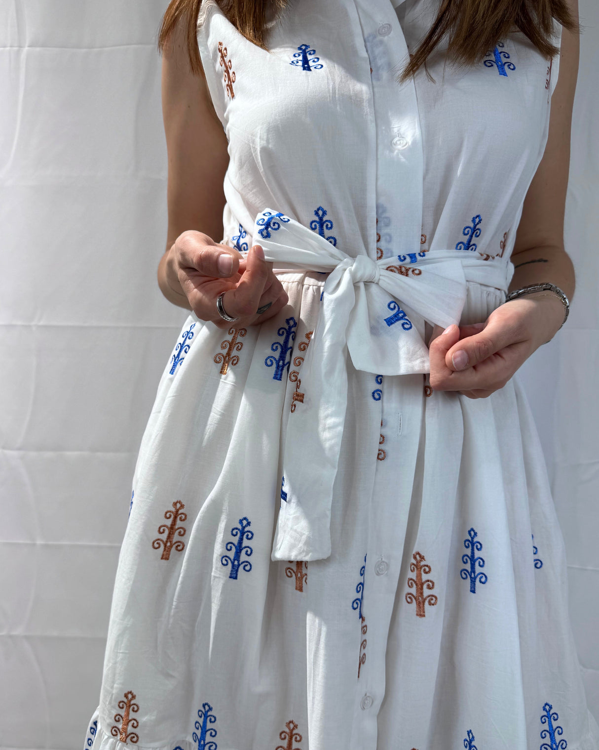 SLEEVELESS EMBROIDERED DRESS